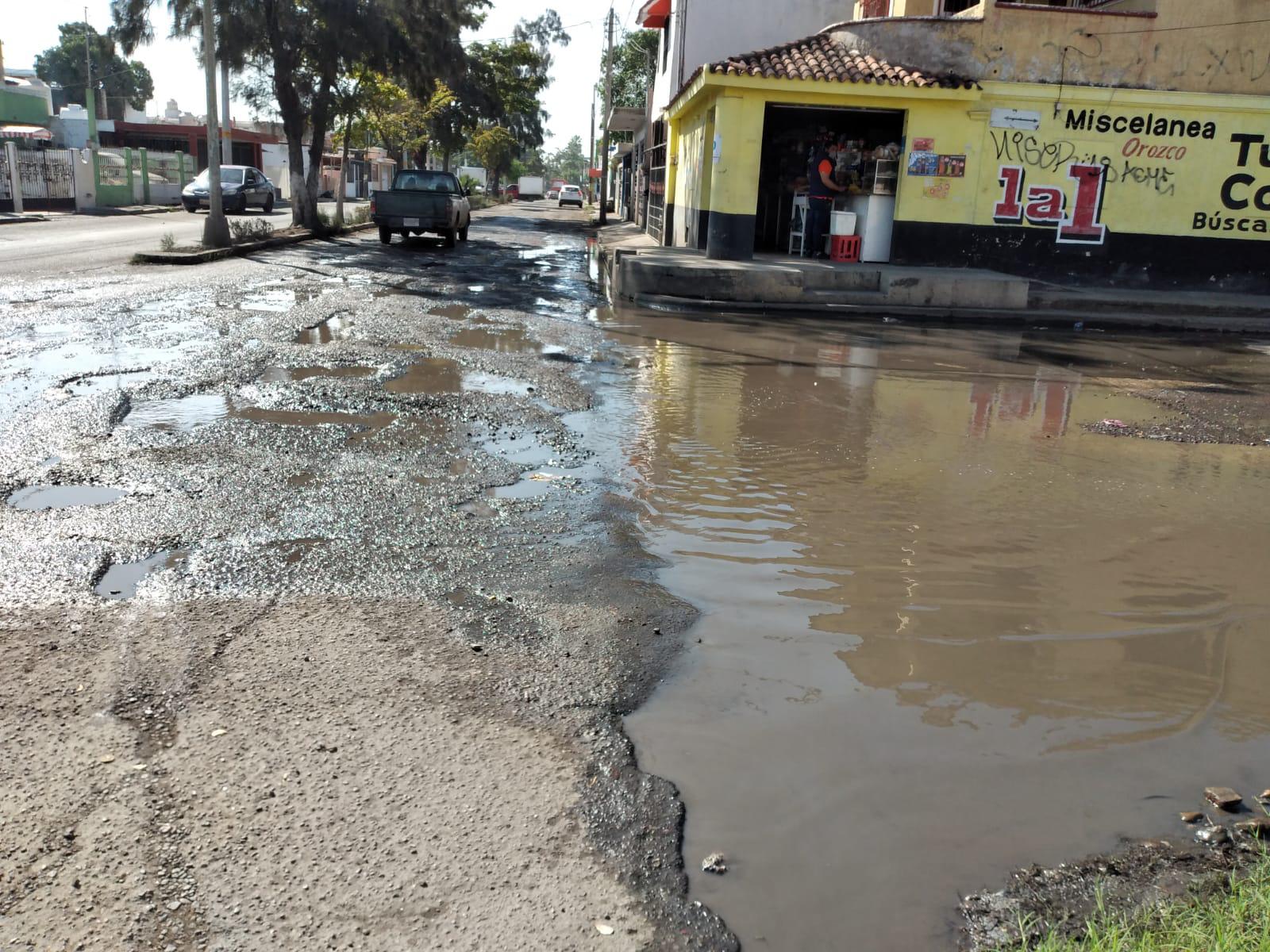 $!Enormes fugas de aguas negras y de agua potable imperan en Mazatlán