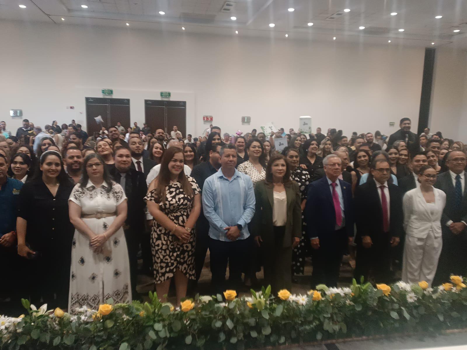 $!Reciben docentes de la UPES títulos de Maestría y Doctorado en ceremonia de graduación