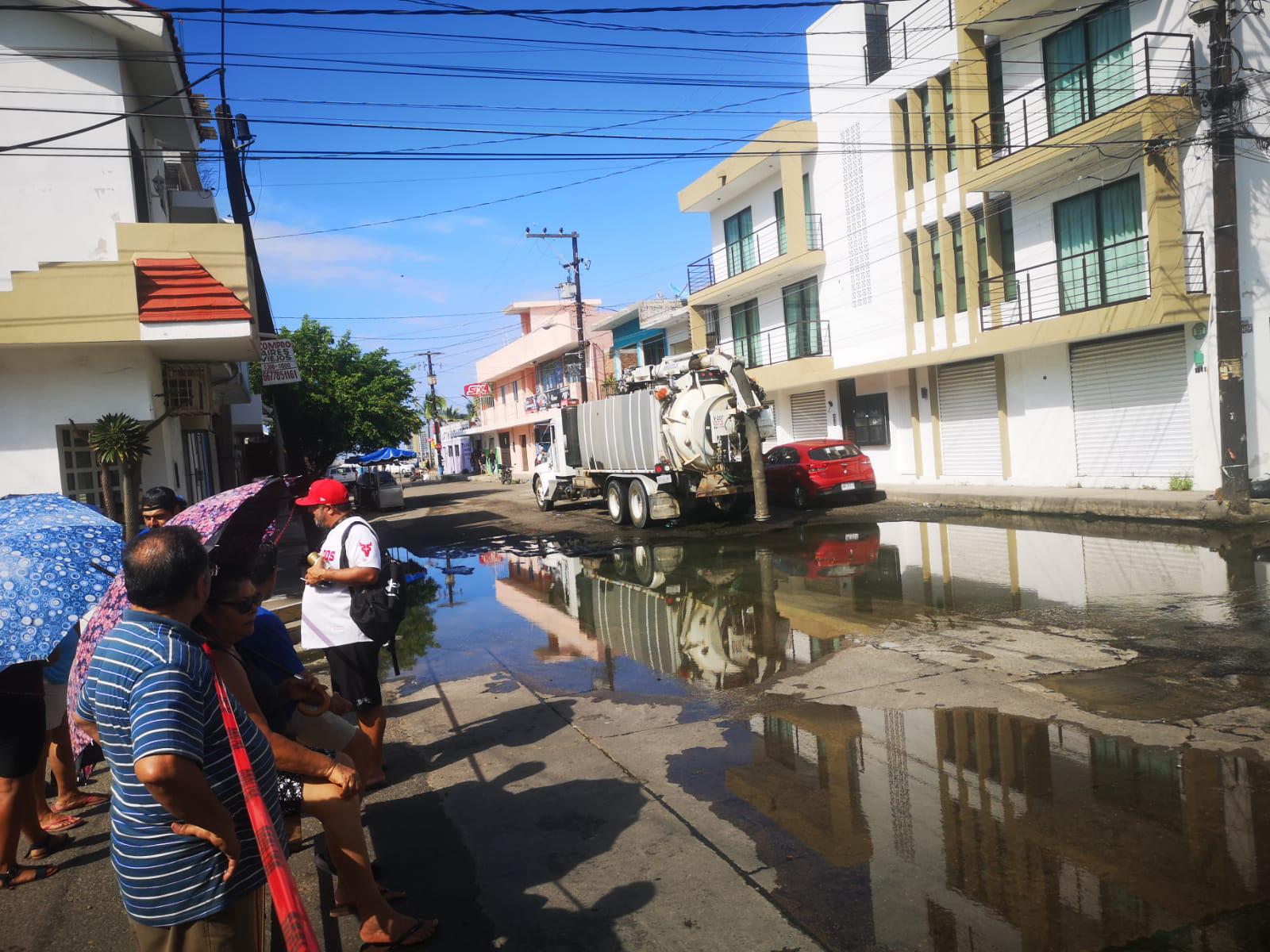 $!Bloquean crucero en el Centro de Mazatlán por baches y fuga de drenaje