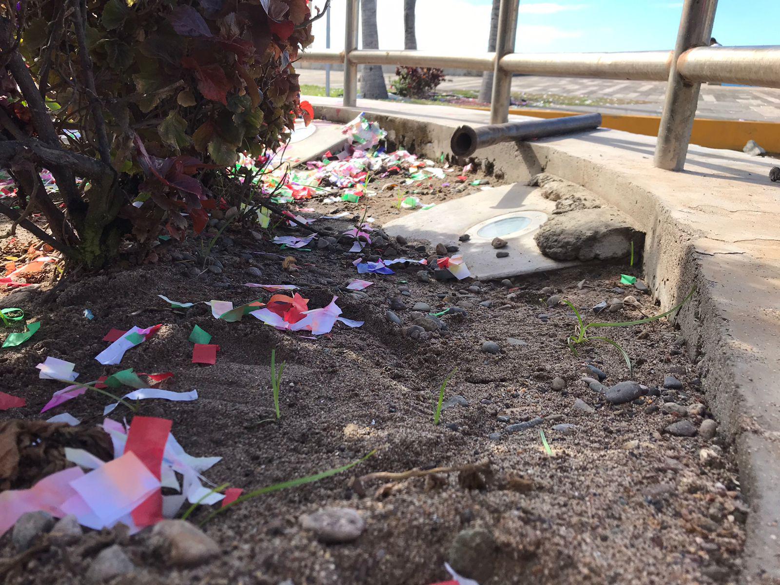 $!Festejos de fin de año dejan basura que cae al mar en Mazatlán