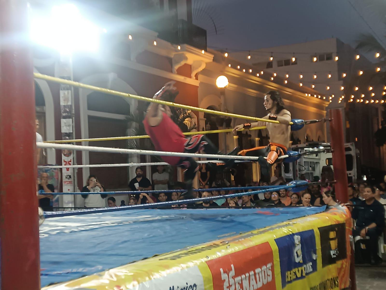 $!Lucha libre llena de adrenalina y ambiente familiar el Centro Histórico de Mazatlán