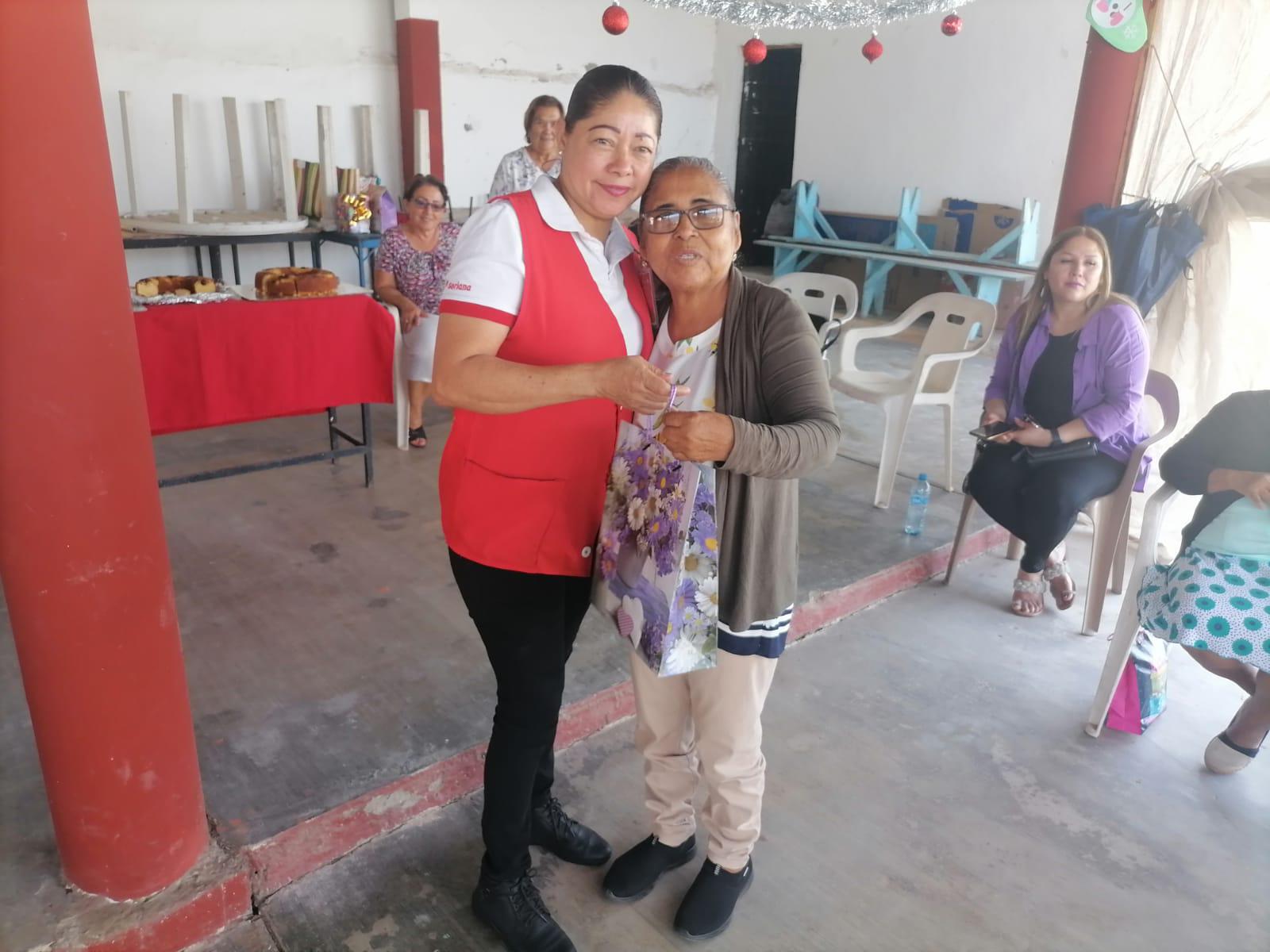 $!Sorprenden con regalos a adultos mayores de Teacapán, en Escuinapa