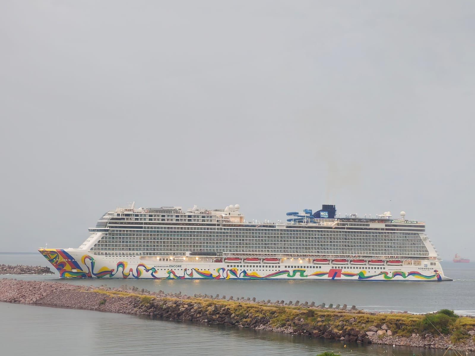 $!Ni la lluvia detiene a los cruceristas de disfrutar de Mazatlán