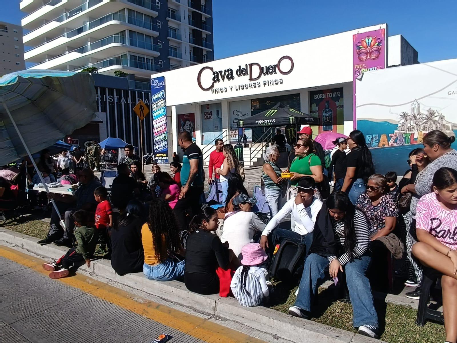 $!Cientos de familias están listas para que la tambora haba vibrar el segundo desfile del Carnaval de Mazatlán