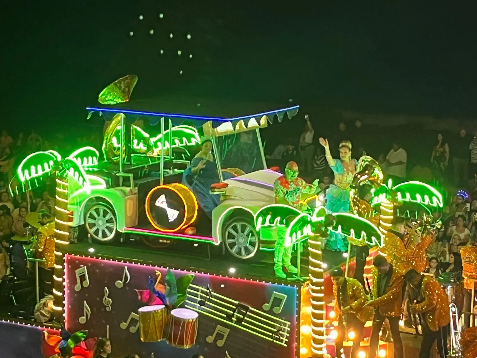 $!Más de 500 mil personas llenan el malecón en el primer desfile del Carnaval de Mazatlán 2026