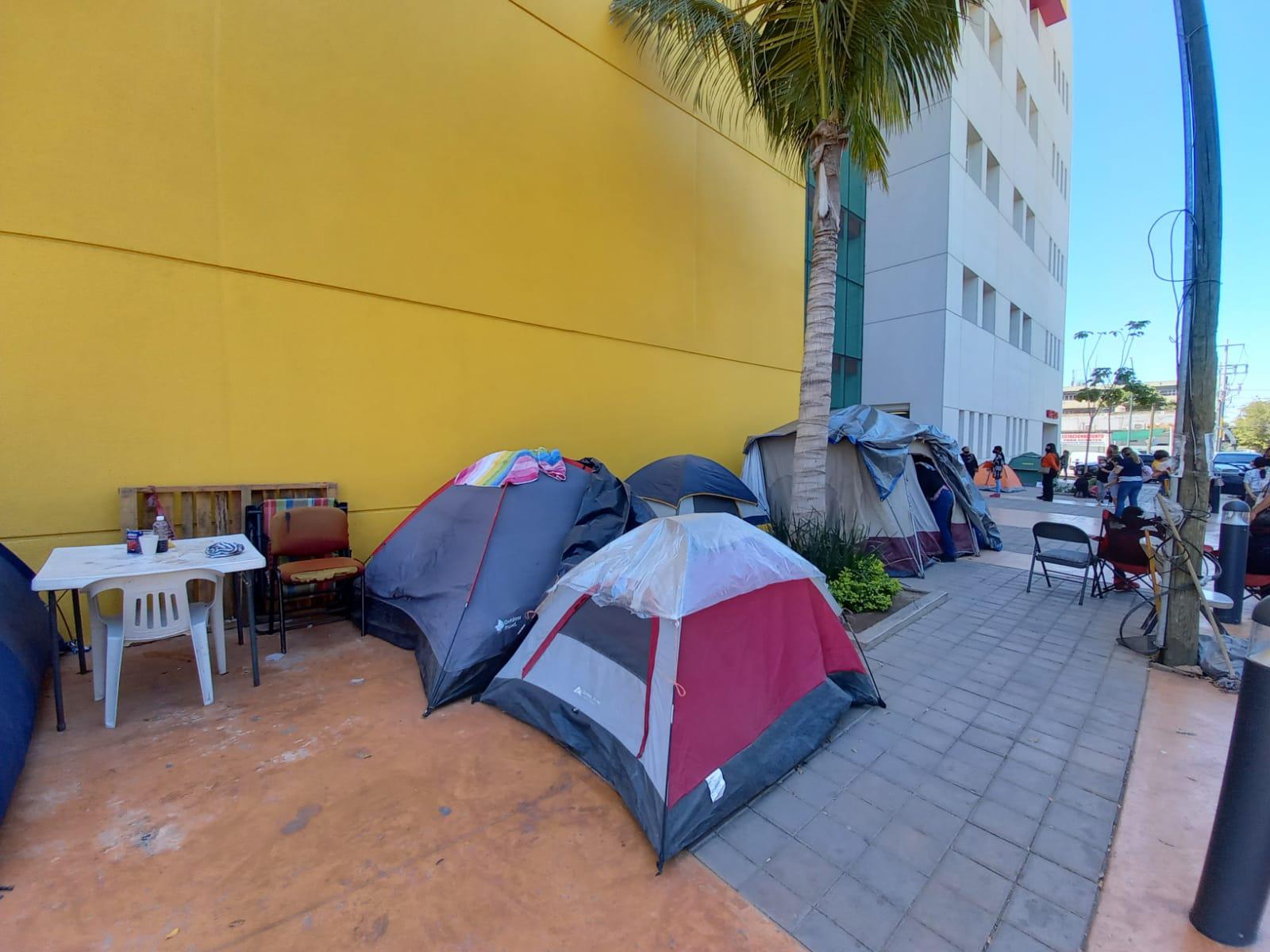 $!Familias acampan en ambas banquetas de la calle Constitución donde está el hospital.