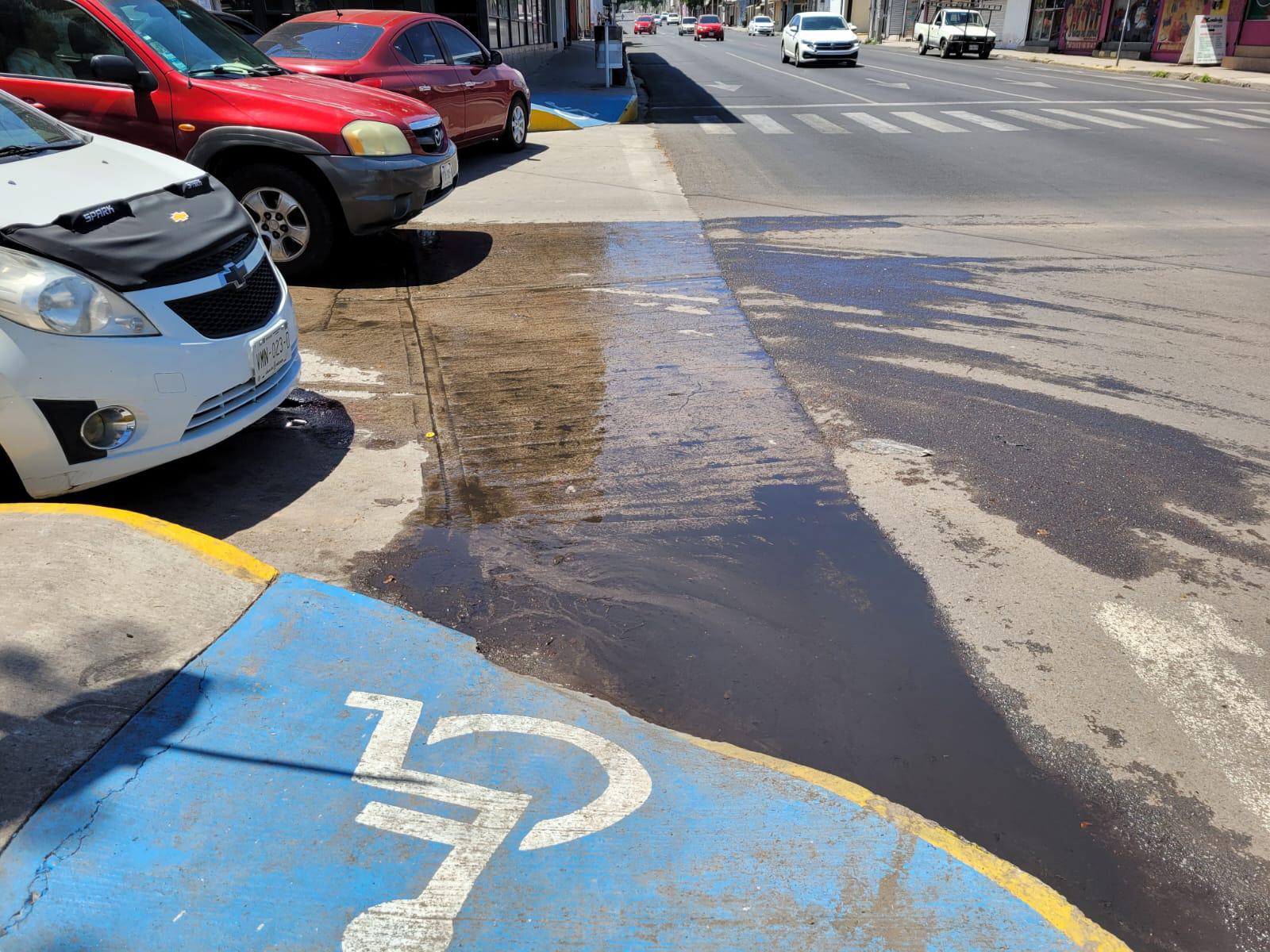 $!Fuga derrama miles de litros en Culiacán, en plena sequía