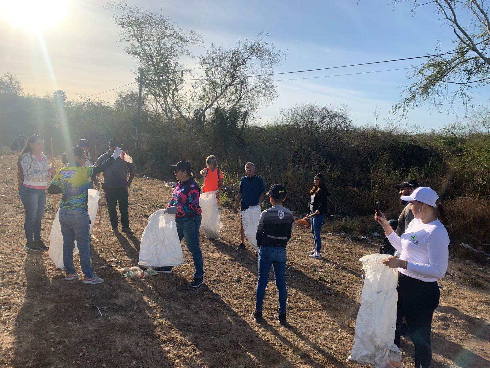 $!Fridas en Bici Sinaloa limpian carretera entre El Habal y Puerta de Canoas, en Mazatlán