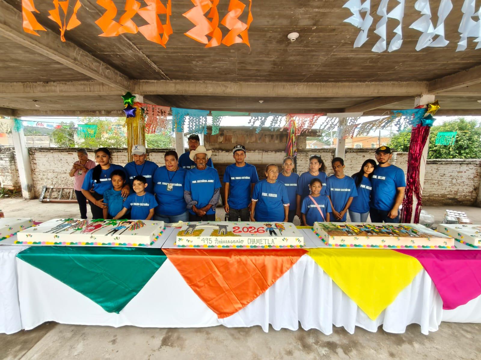 $!Familia Tirado Castañeda dona pastel monumental en festejos de Chametla
