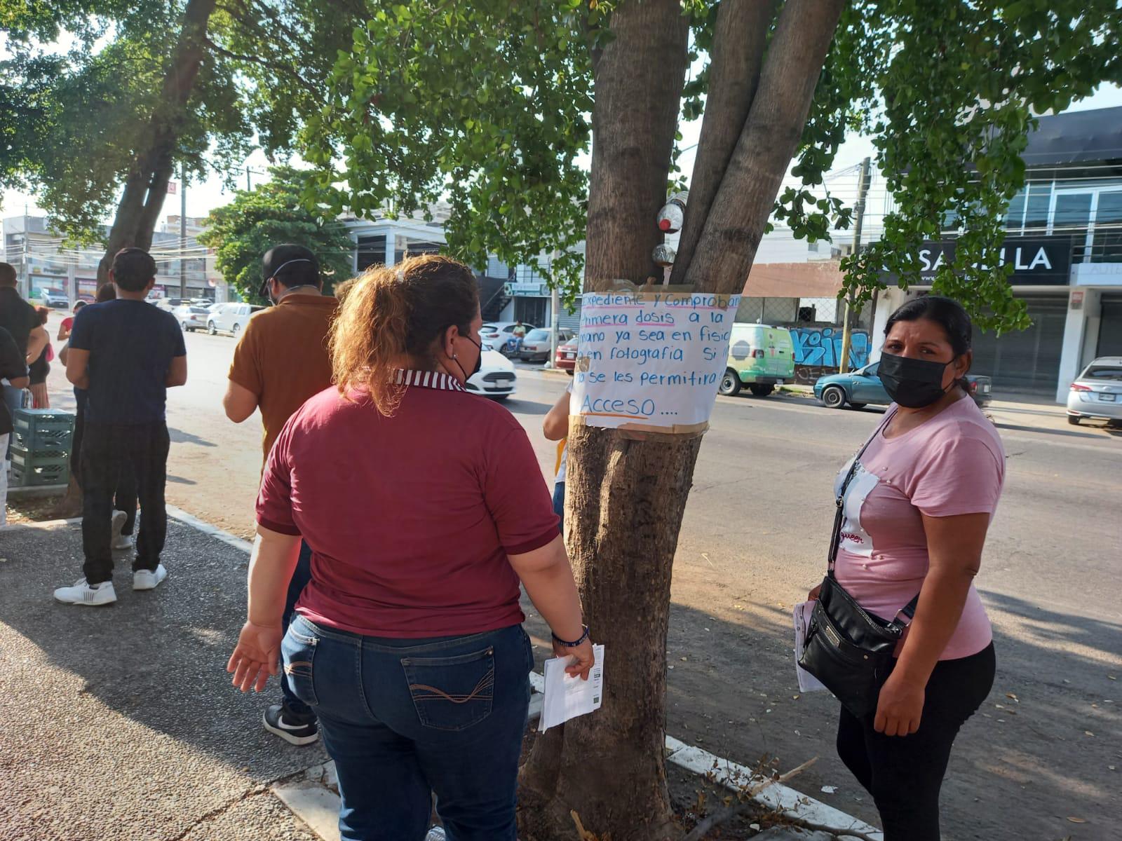 $!En Culiacán, madrugan para recibir la segunda dosis de la vacuna contra el Covid-19