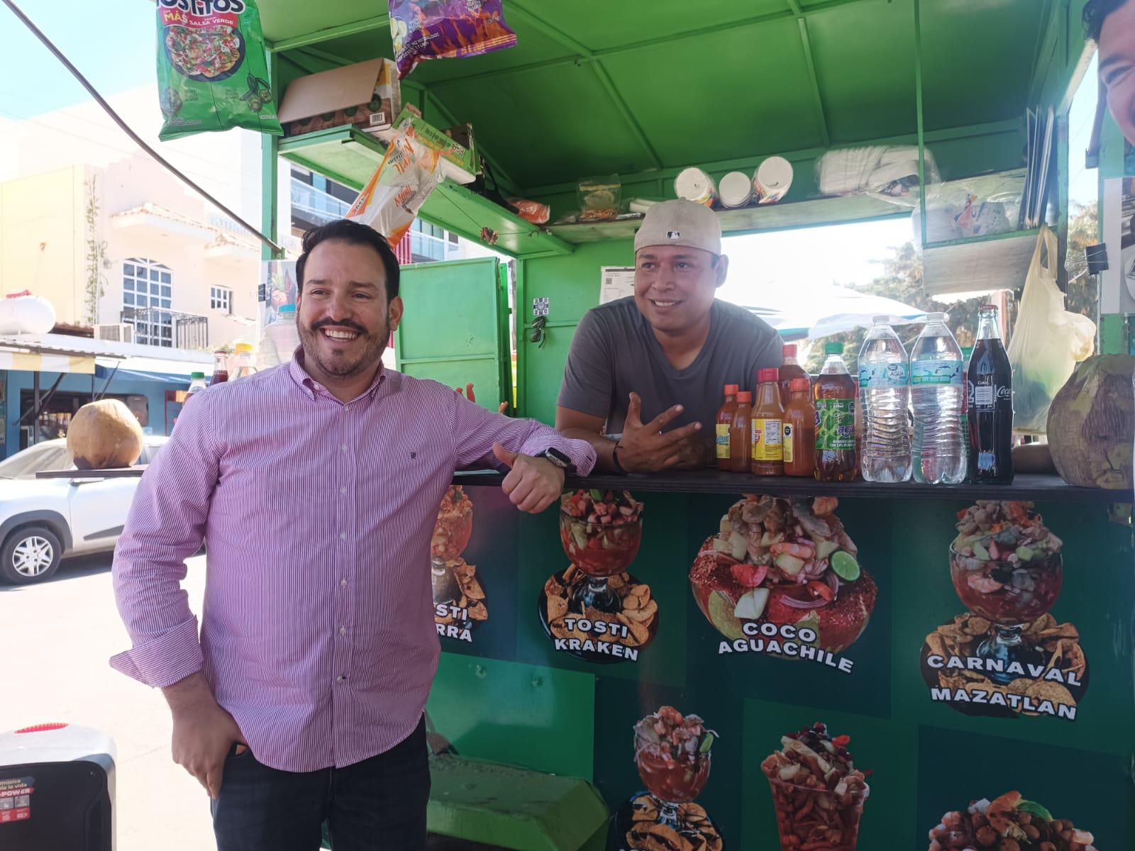 $!Tianguistas frente al Acuario de Mazatlán también reciben su apoyo de parte de Secretaría de Economía