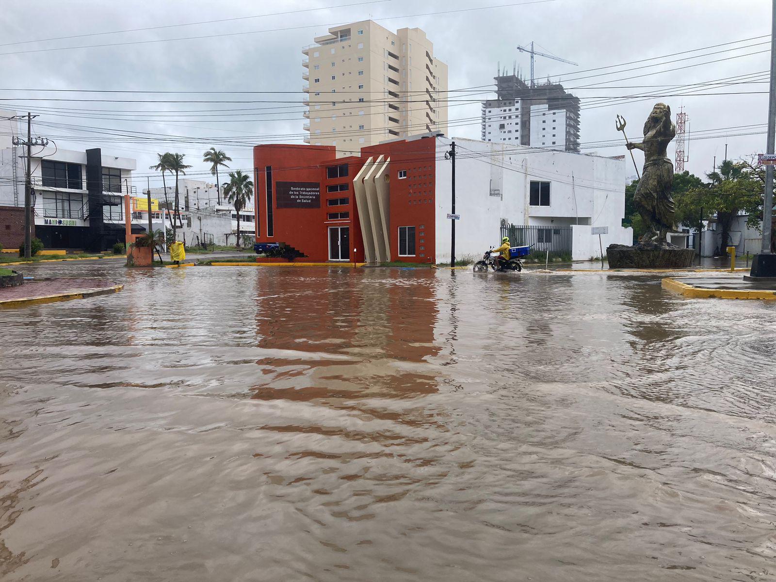 $!Lluvias de este lunes provocan avenidas inundadas en diversas zonas de Mazatlán