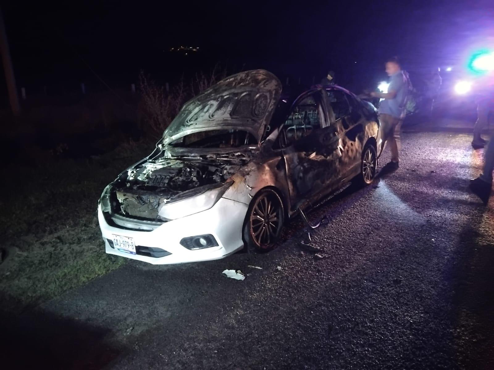 $!Auto se incendia en la carretera Internacional al sur de Mazatlán