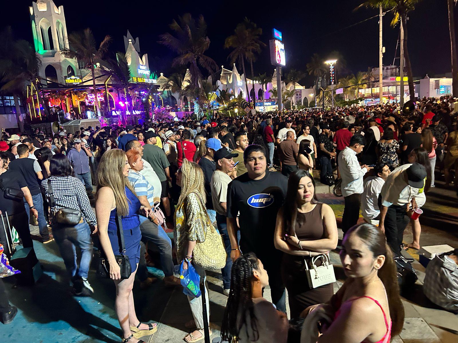 $!Se convierte malecón de Mazatlán en pista de baile este sábado de Semana Santa