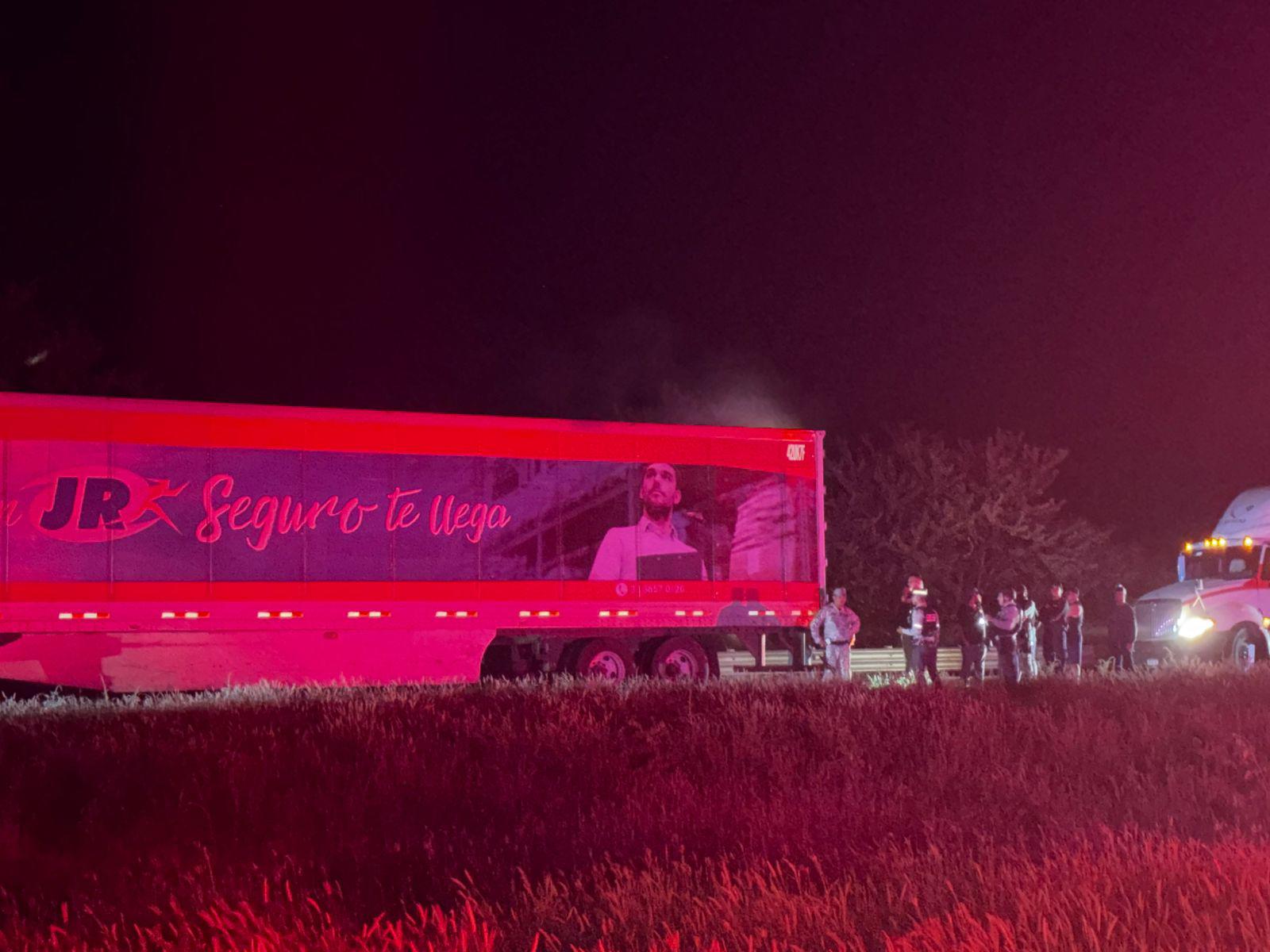 $!Cierran la Maxipista Culiacán-Mazatlán por volcadura de pipa con combustible