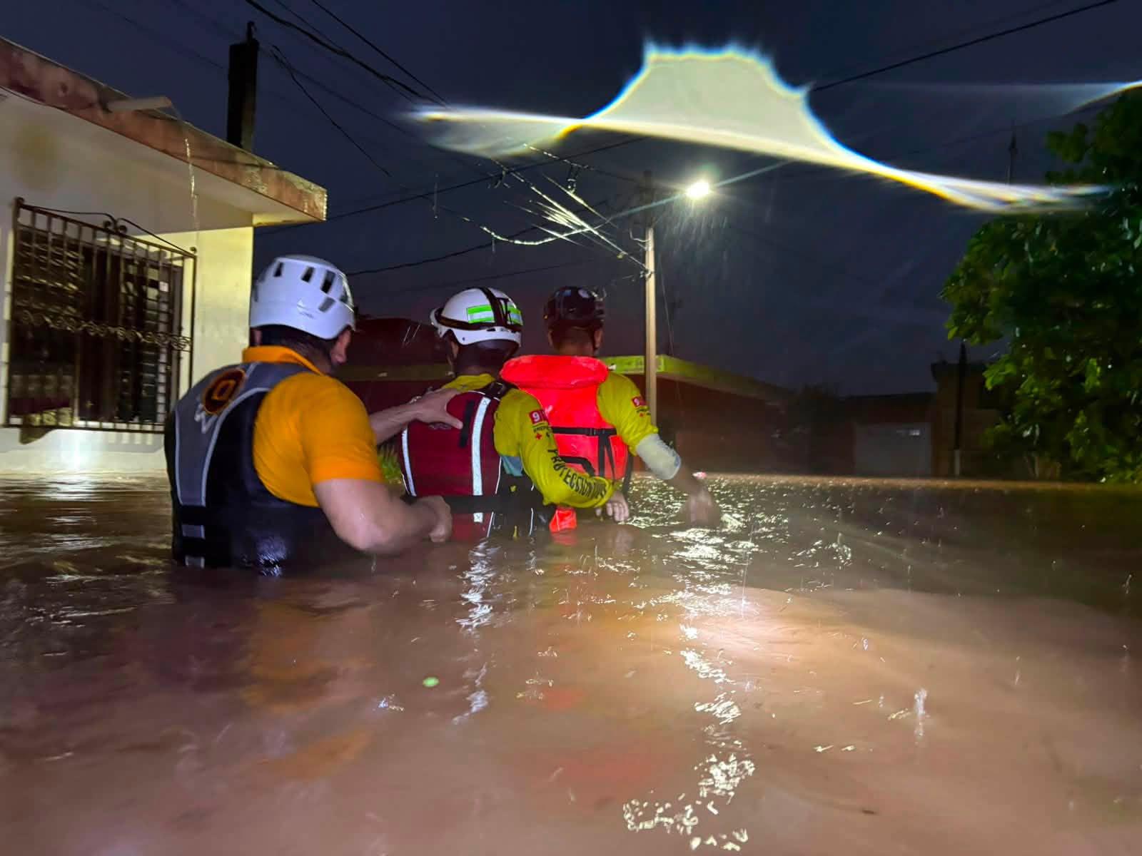 $!Rescatan y auxilian a familias tras fuertes lluvias en Mazatlán