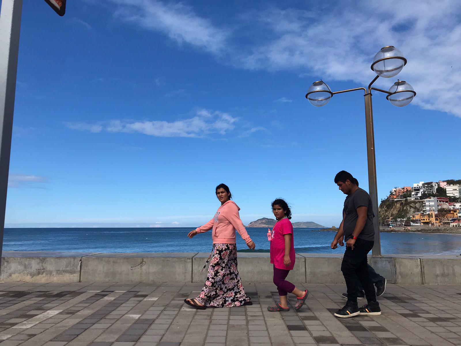 $!Siguen la fiesta: turistas llegan ‘amanecidos’ a disfrutar del malecón de Mazatlán