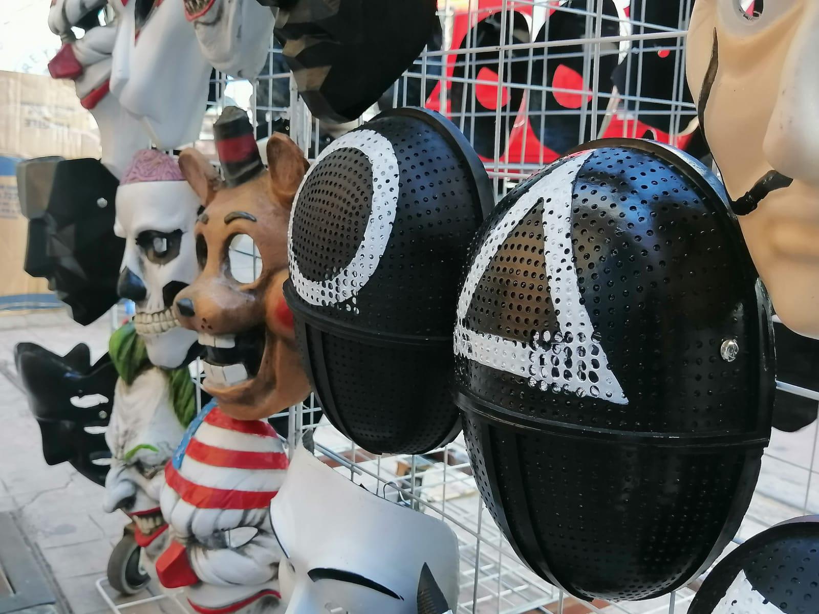 $!Lleva Fernando dos décadas elaborando máscaras artesanales para Halloween