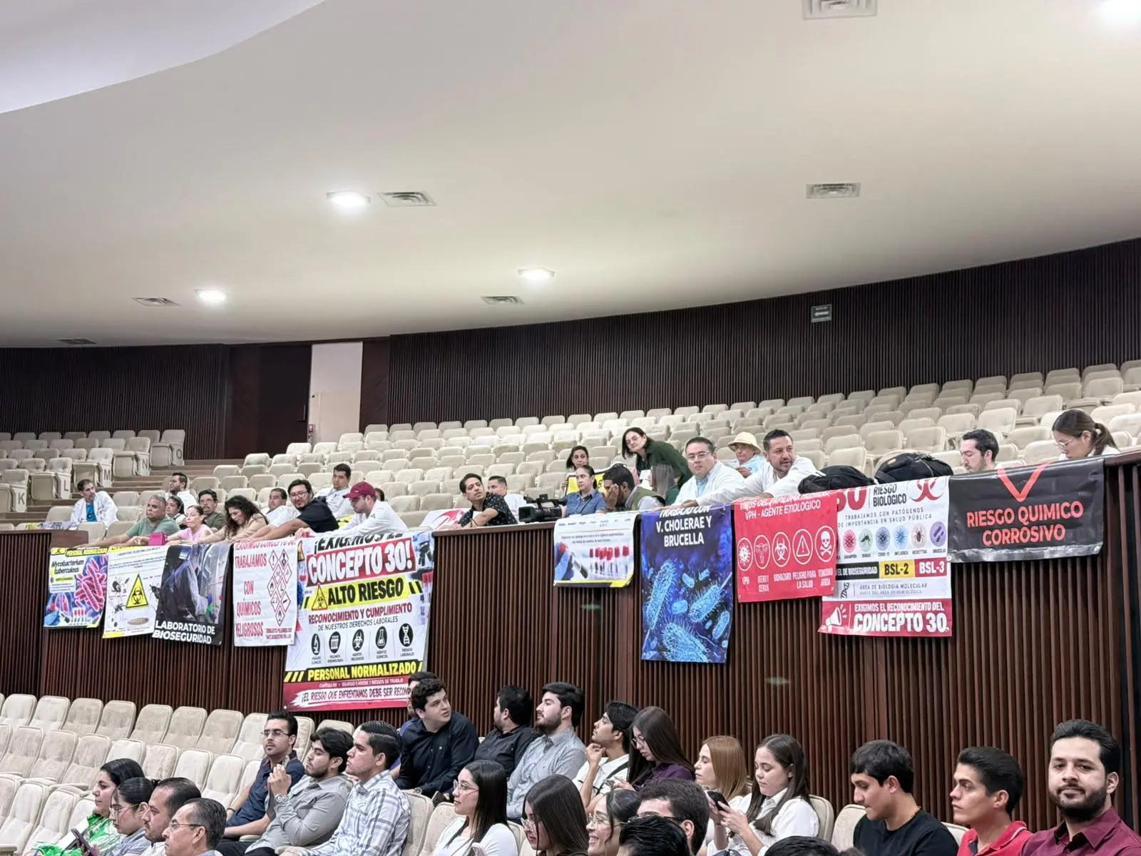 $!Trabajadores de Salud exigen pago de prestación por laborar en áreas de riesgo
