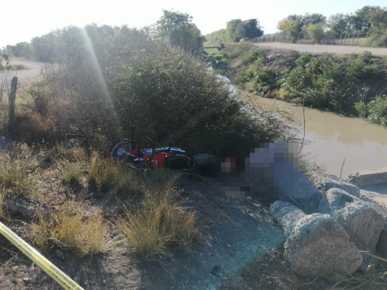 $!Muere motociclista tras chocar contra piedra en Villa Juárez