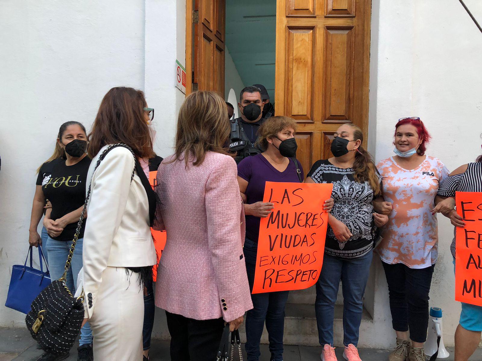 $!Viudas de policías toman Ayuntamiento para evitar que Estrada Ferreiro ingrese al evento en conmemoración del Día de la Mujer