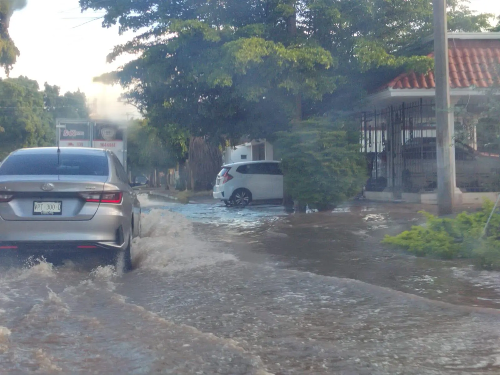 $!Lluvias ahogan vialidades en Los Mochis; basura y obras inconclusas el principal problema