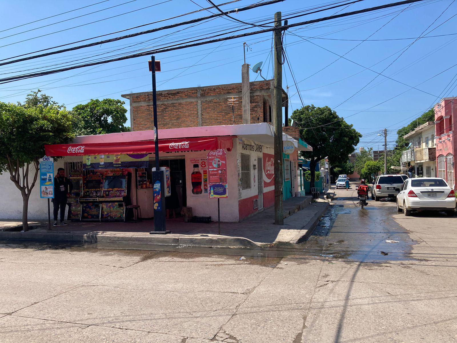 $!Brota drenaje y corre por calles de la 20 de Noviembre; No aguantan los fétidos olores