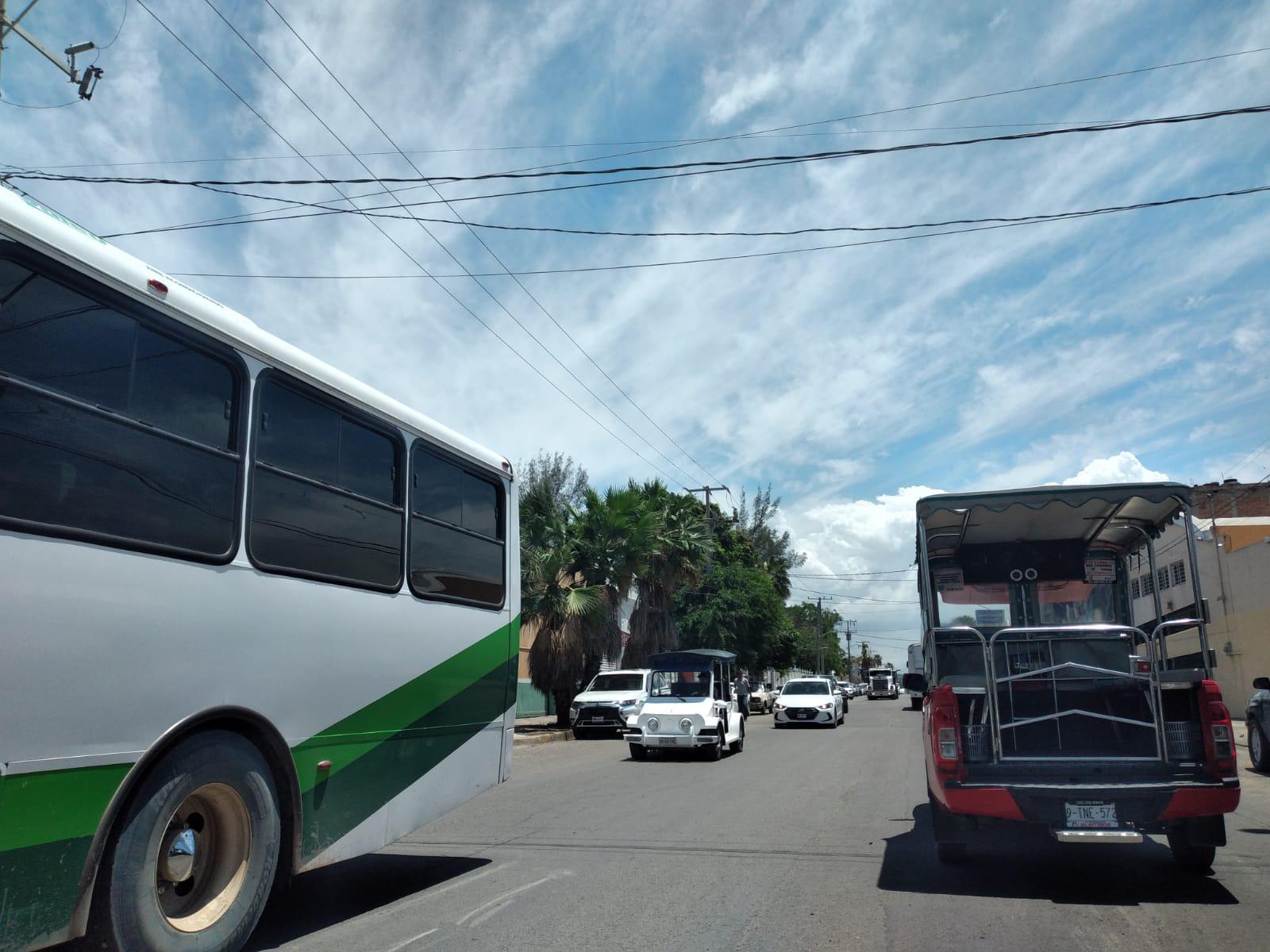 $!Se mantiene fuerte tráfico vehicular en Avenida Gabriel Leyva por obras de remodelación en Mazatlán