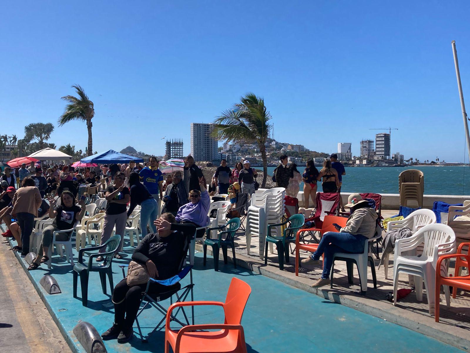 $!Llegan miles de personas al paseo costero para ver el primer desfile del Carnaval