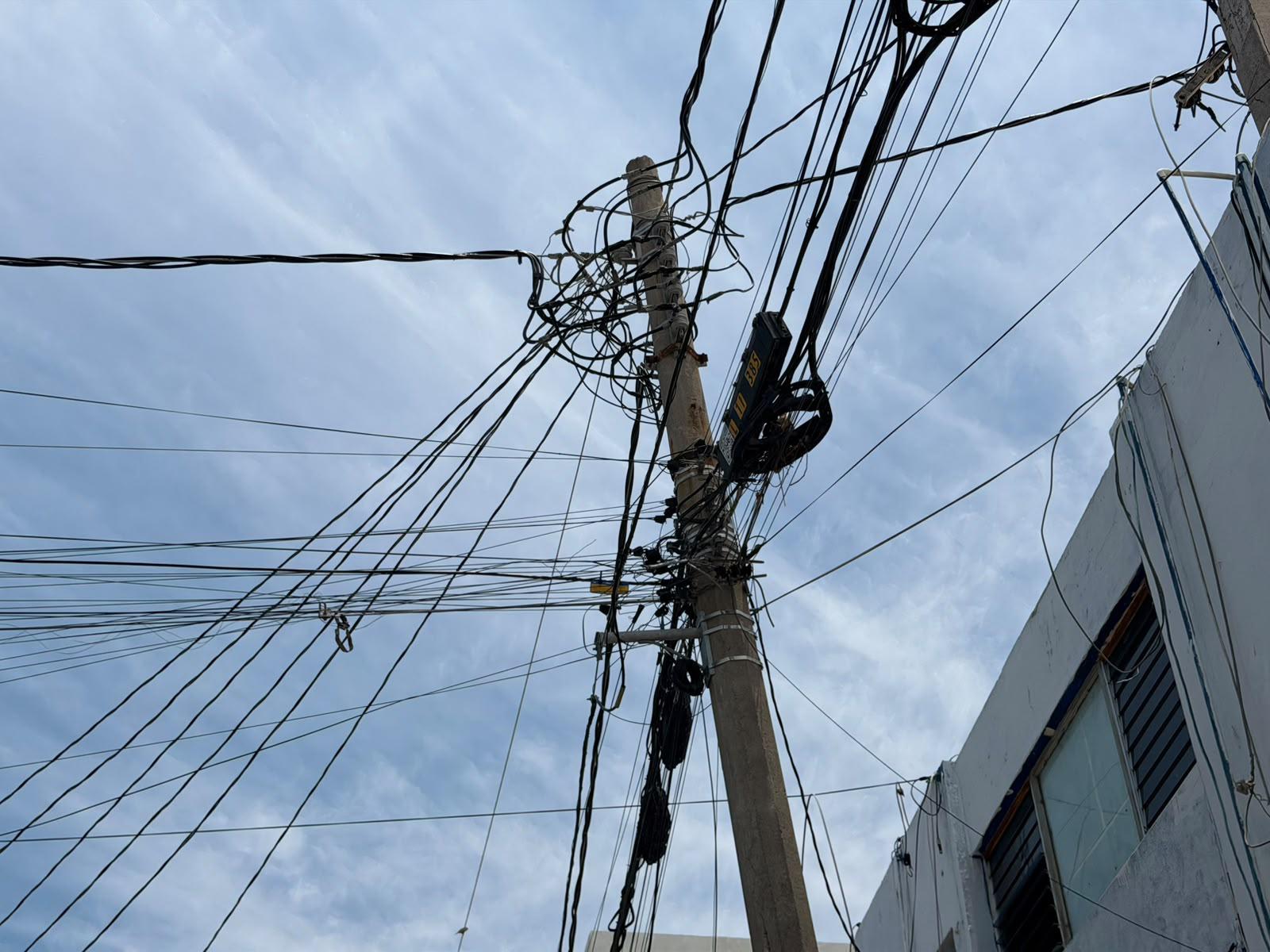 $!Postes deteriorados y saturación de cableado generan preocupación en el Centro de Mazatlán
