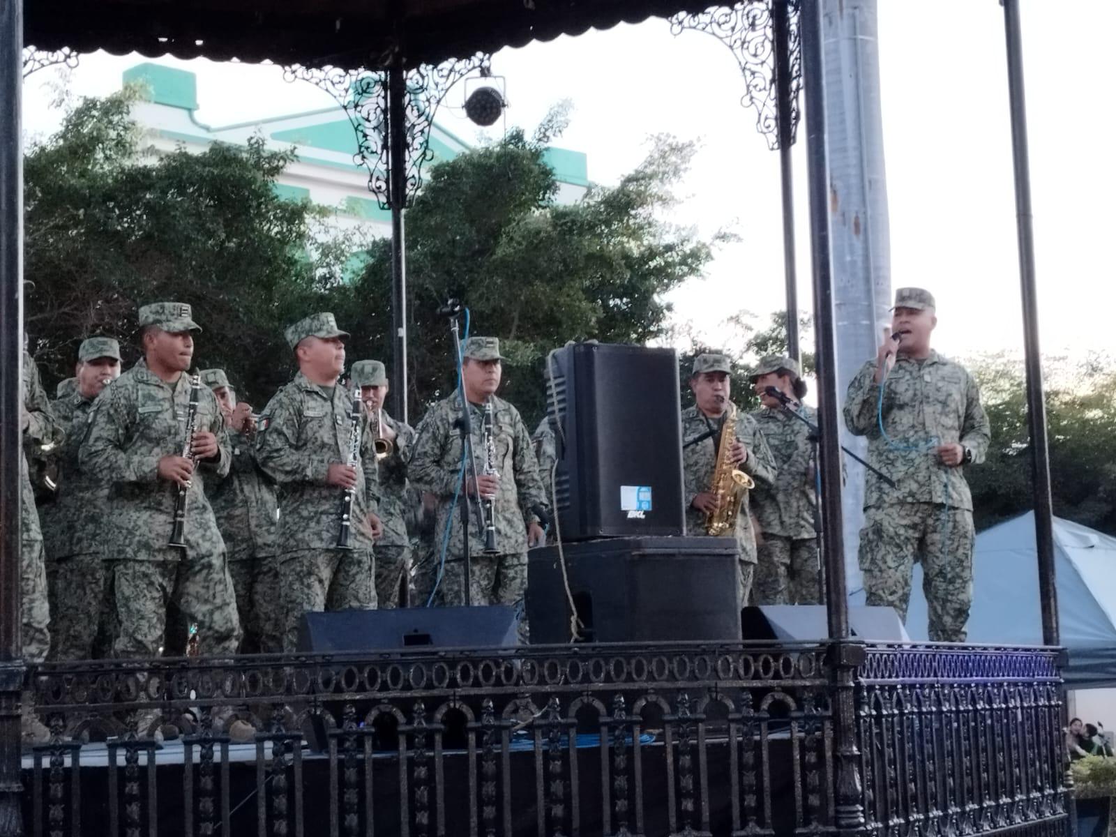 $!Decenas de turistas disfrutan la música de la Banda de Tercera Región Militar