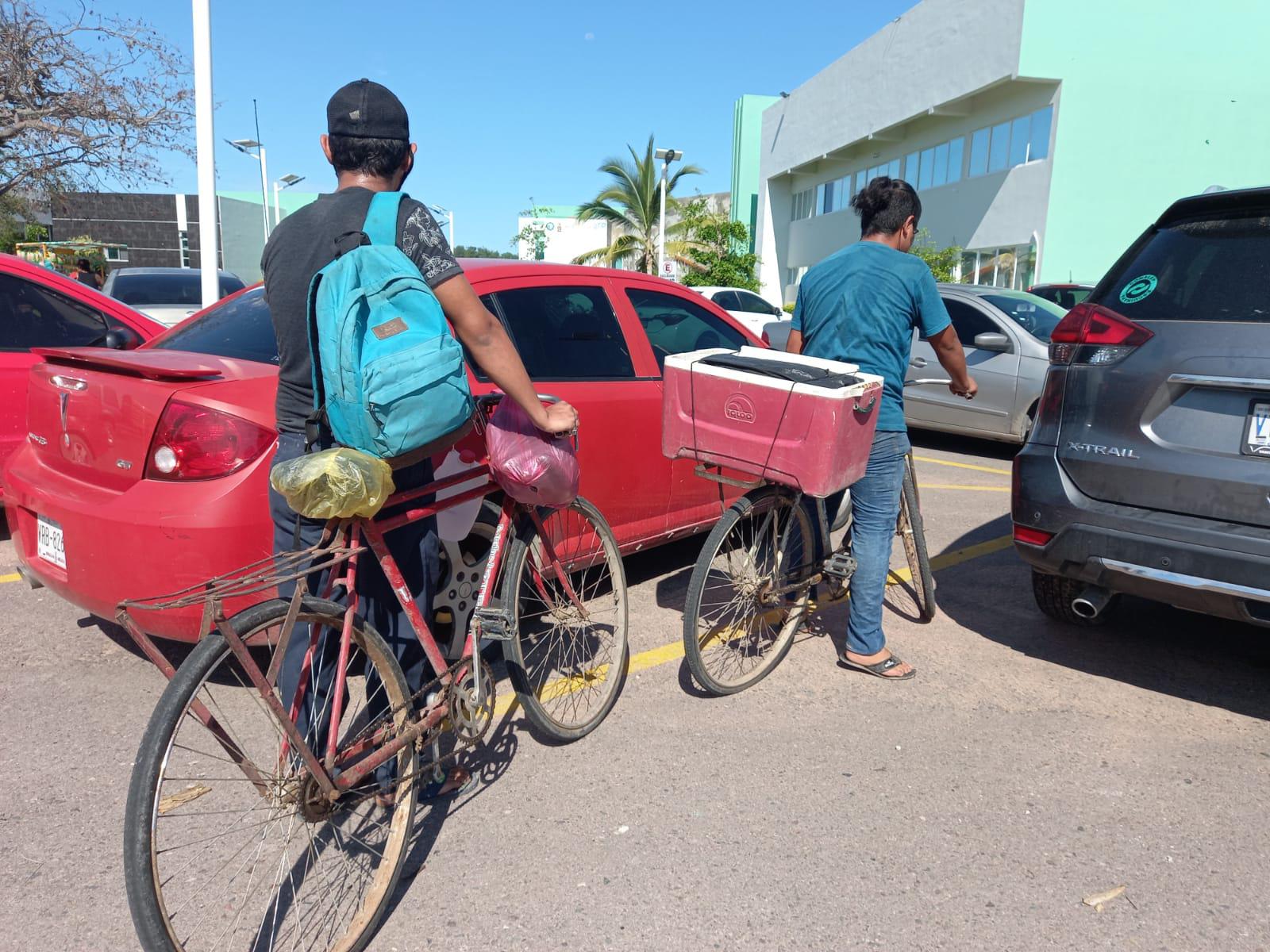 $!“Venimos de Pueblo Nuevo (colonia) mi hermano y yo, nada más quisimos ponernos la vacuna”, dijo un joven que se trasladó en una bici “camaronera”.
