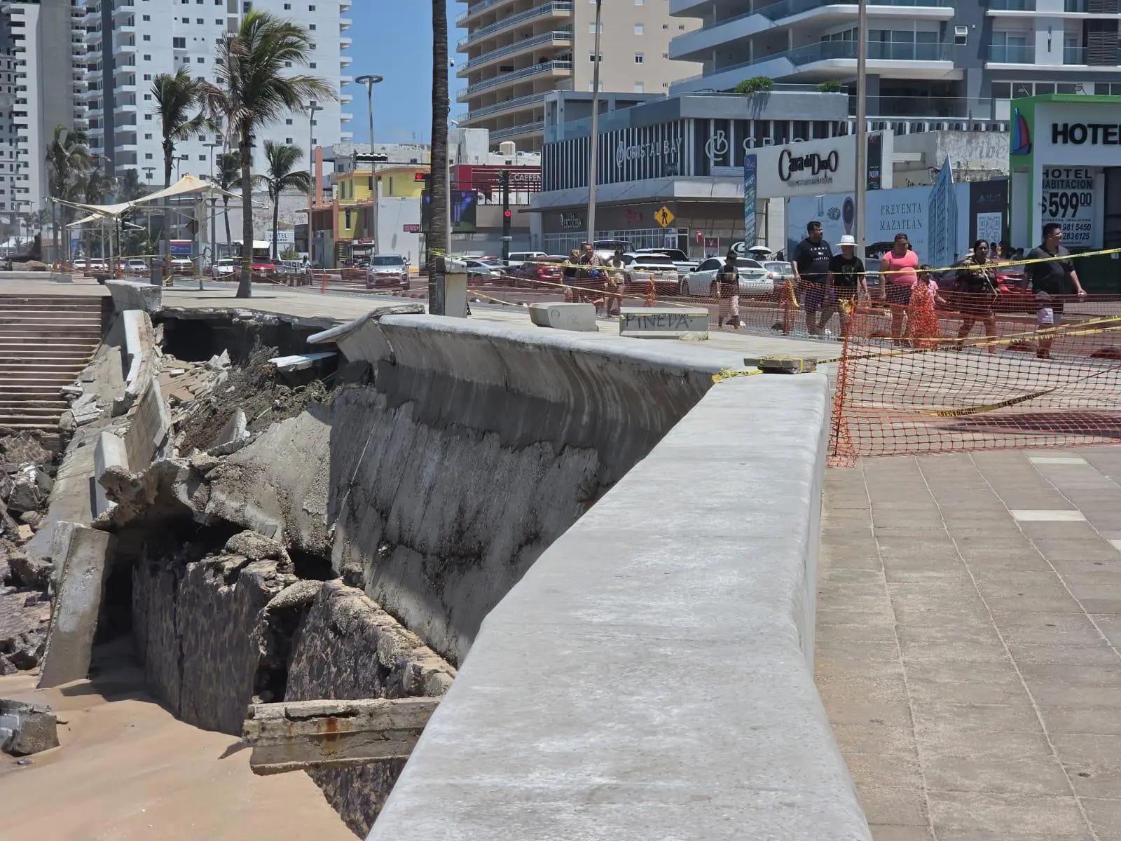 $!Erosión de playas es la causa detrás del socavón en el malecón de Mazatlán, es una costa desprotegida: Conselva