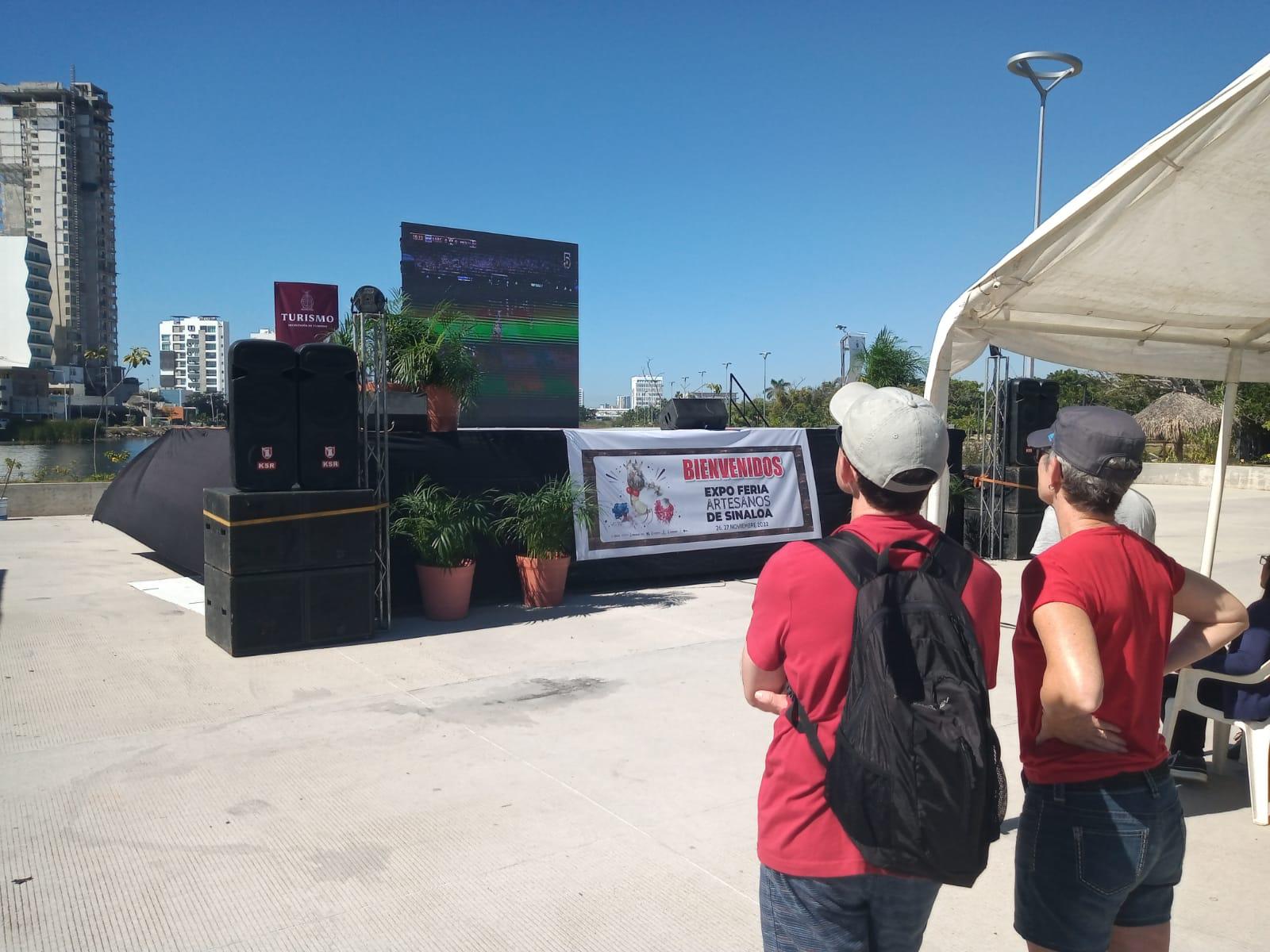 $!Visitantes disfrutan de la pasión del futbol en el Parque Central de Mazatlán