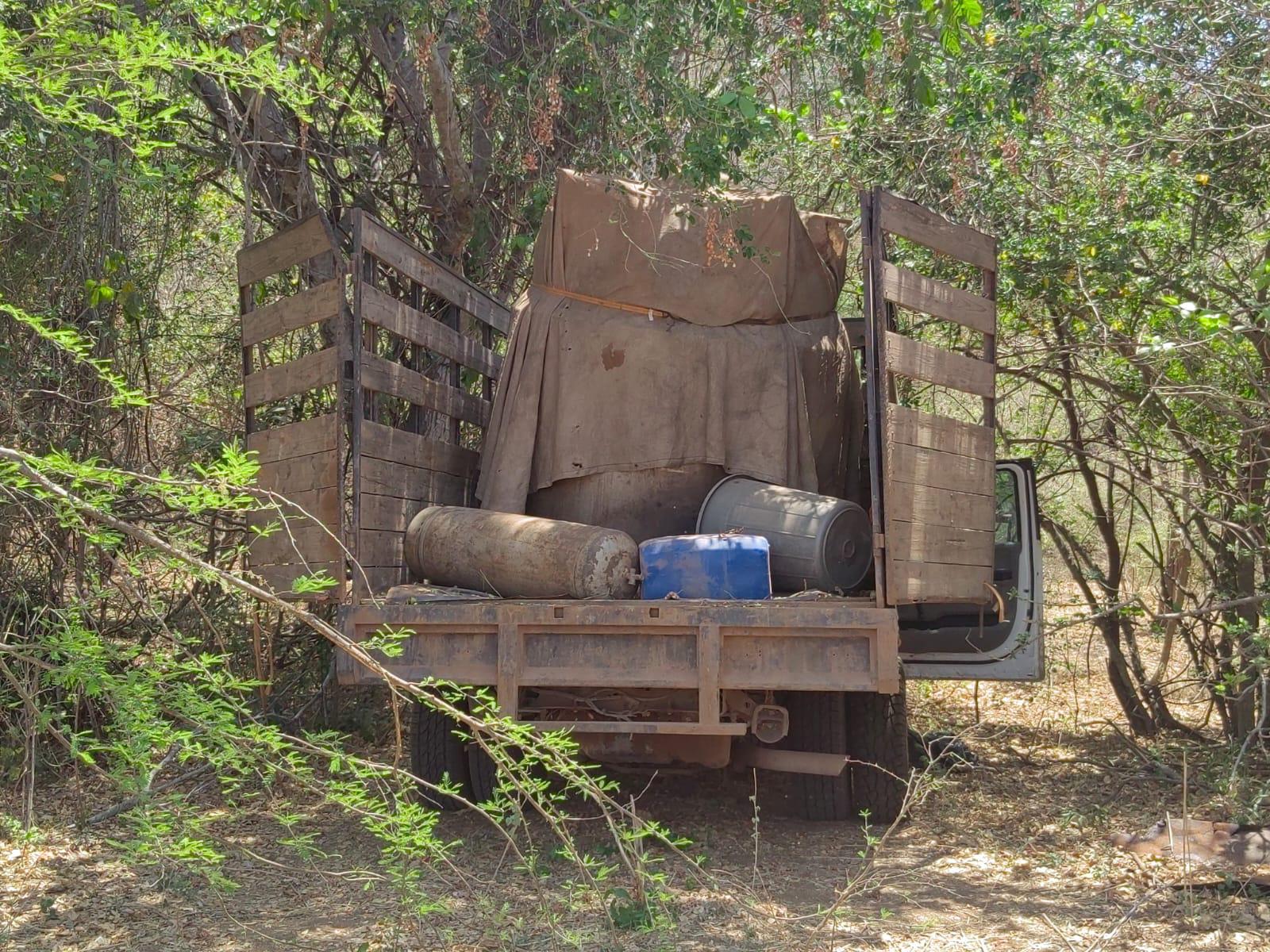 $!Aseguran 5 vehículos y precursores químicos en Culiacán