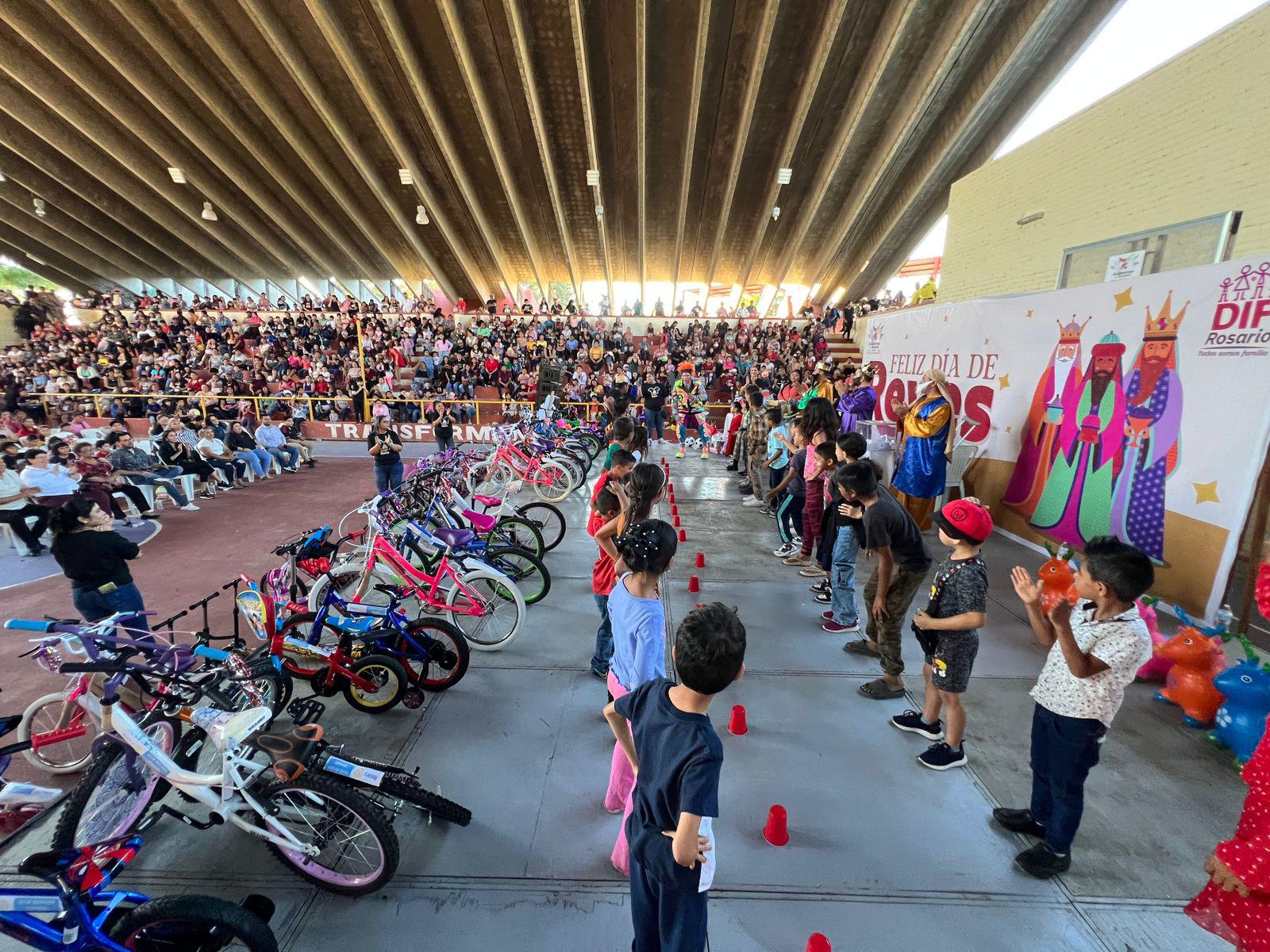 $!Celebran niños y niñas de Rosario el Día de Reyes