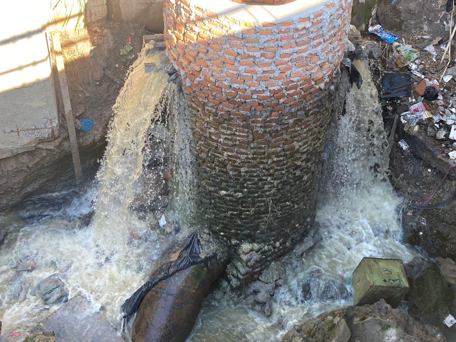 $!Se derraman aguas negras al arroyo Jabalies desde un pozo de la Jumapam, en Mazatlán