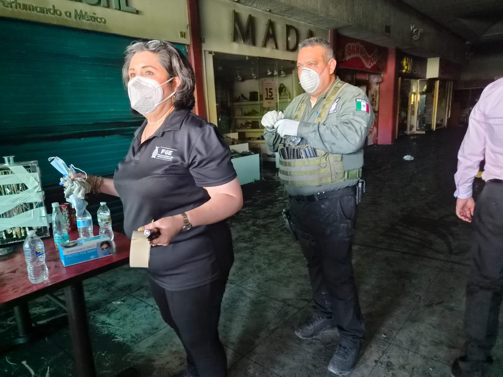 $!FGE aún no determina origen del incendio en plaza comercial de Los Mochis