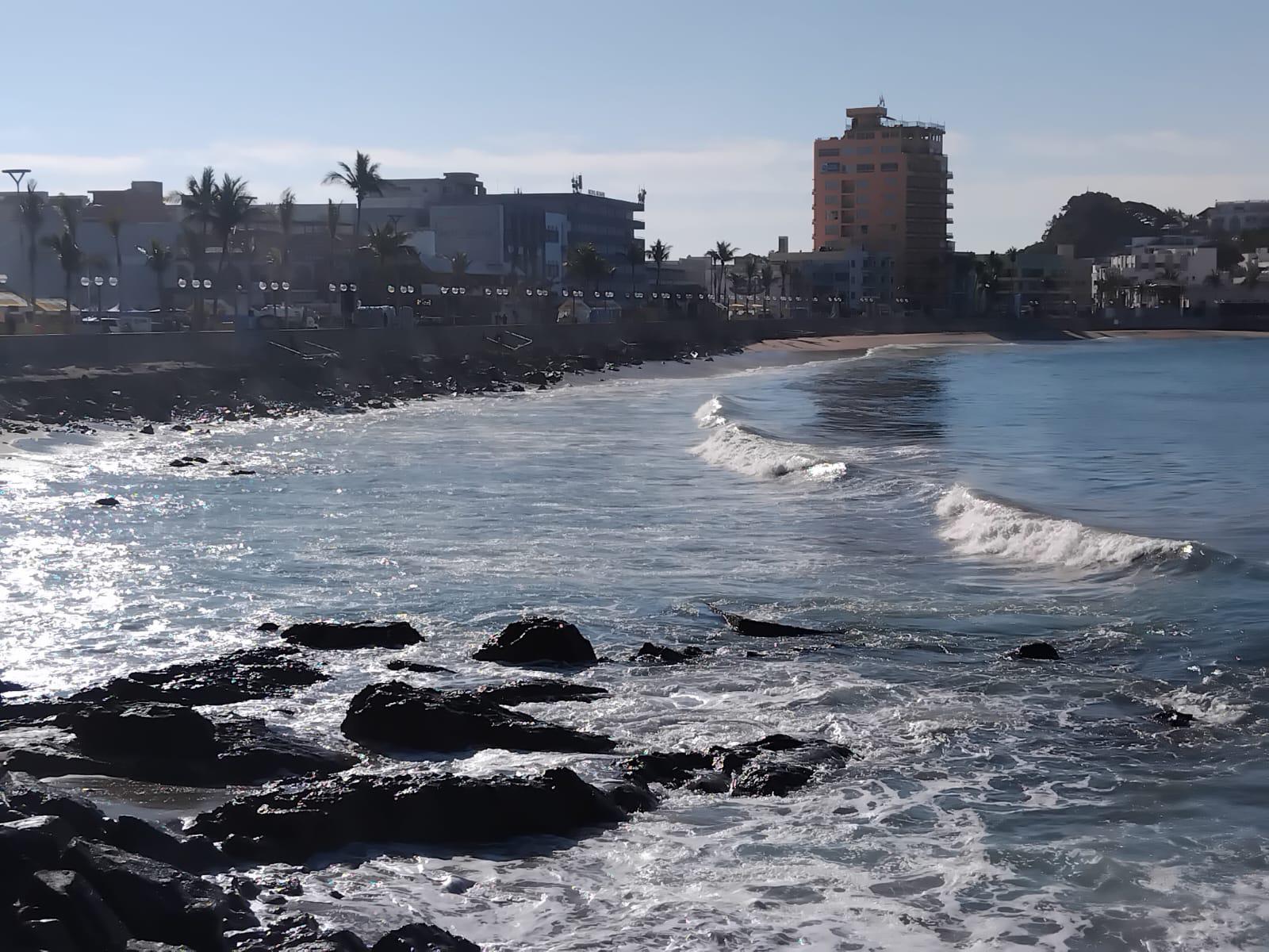 $!Vigila buque de la Marina bahía de Mazatlán donde este sábado se realizará el Combate Naval del Carnaval