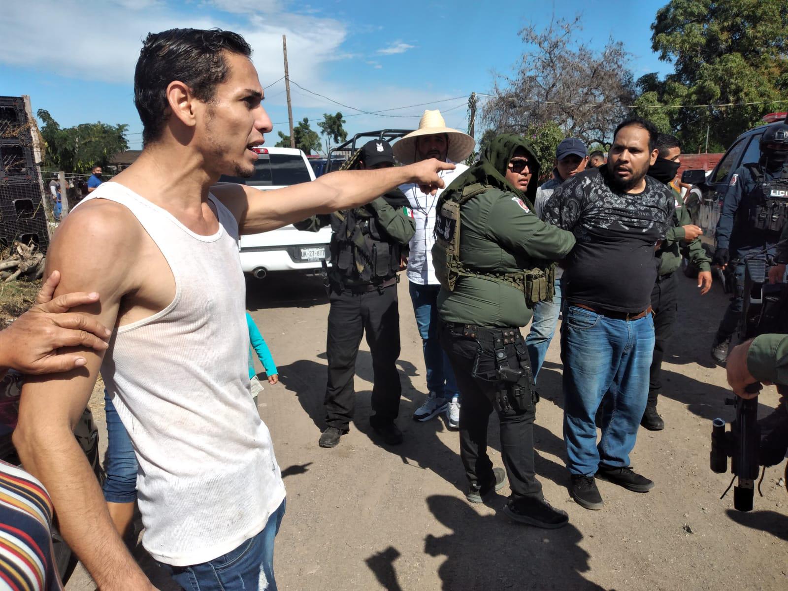 $!En Mazatlán, vecinos se interponen a intento de desalojo en invasión; varios son detenidos