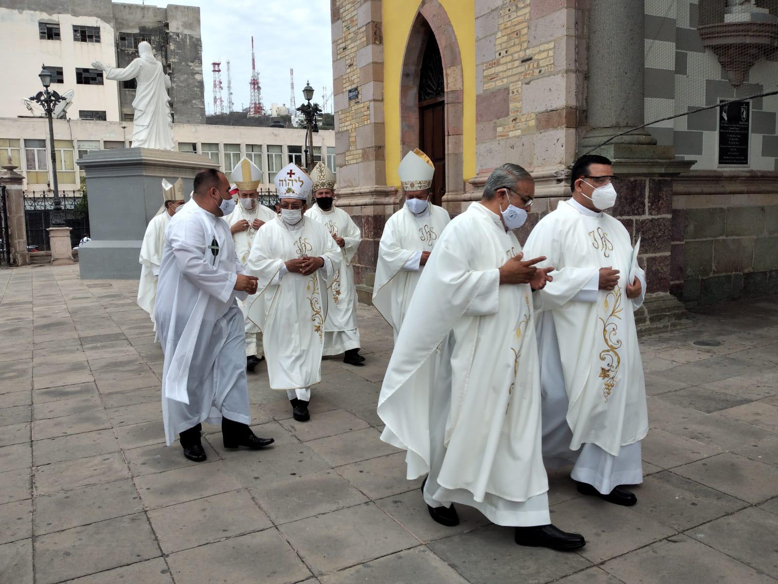 $!Carlos Aguiar Retes, Arzobispo Primado de México, llega a la Catedral de Mazatlán
