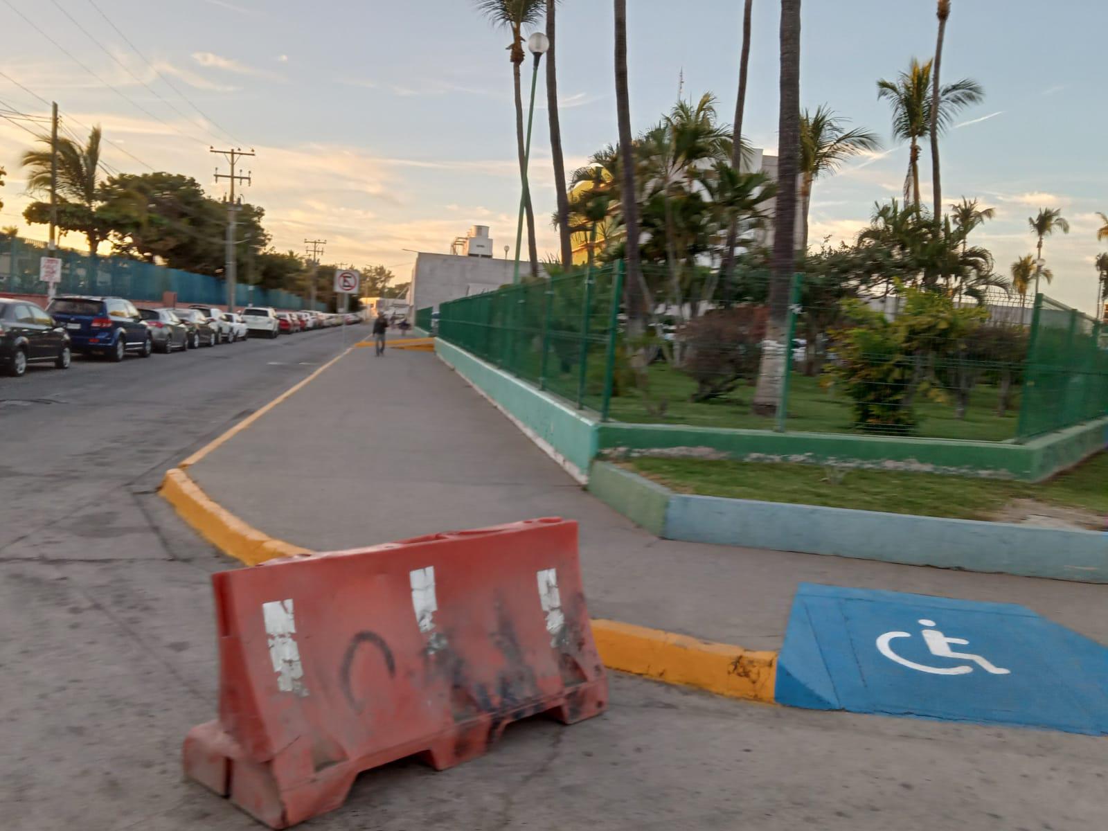 $!Multa Tránsito por estacionarse alrededor del IMSS nuevo, en Mazatlán