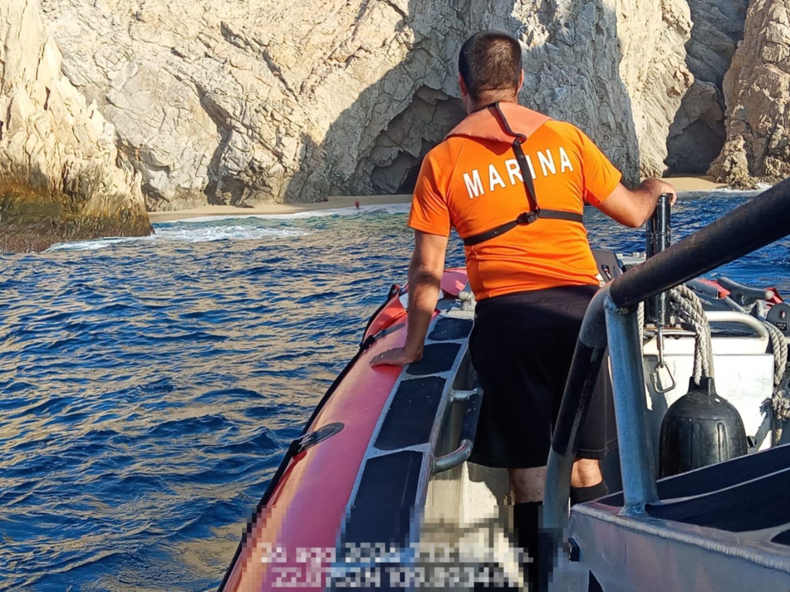 $!Marina rescata a dos hombres, uno con traumatismo, en El Arco de Los Cabos, en BCS