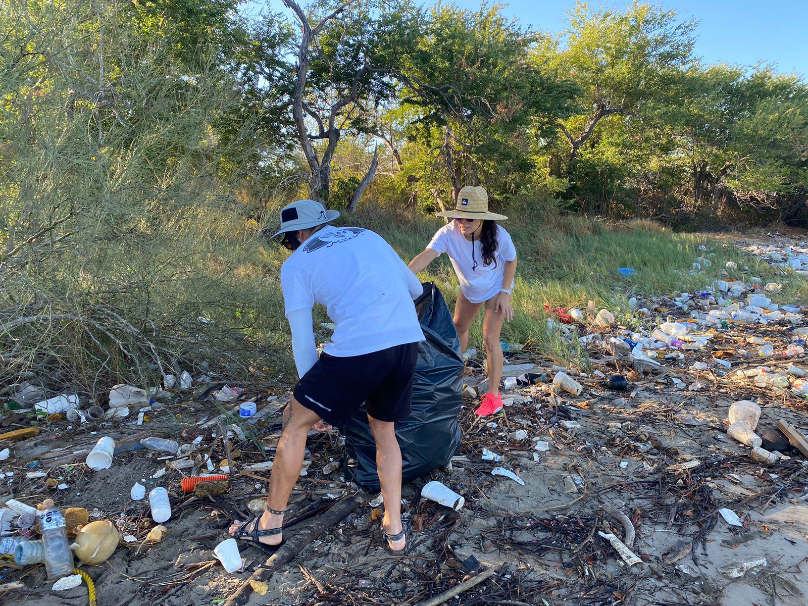 $!Extrae MazConciencia más 600 kilos de basura del manglar de la Isla de la Piedra