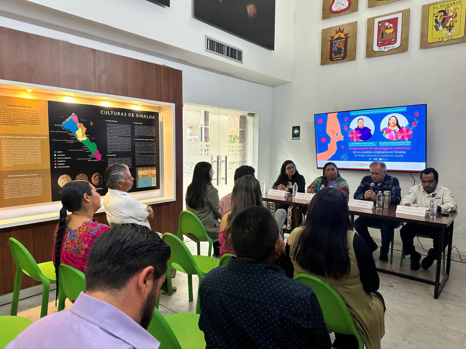 $!El público escuchó atento la conferencia.