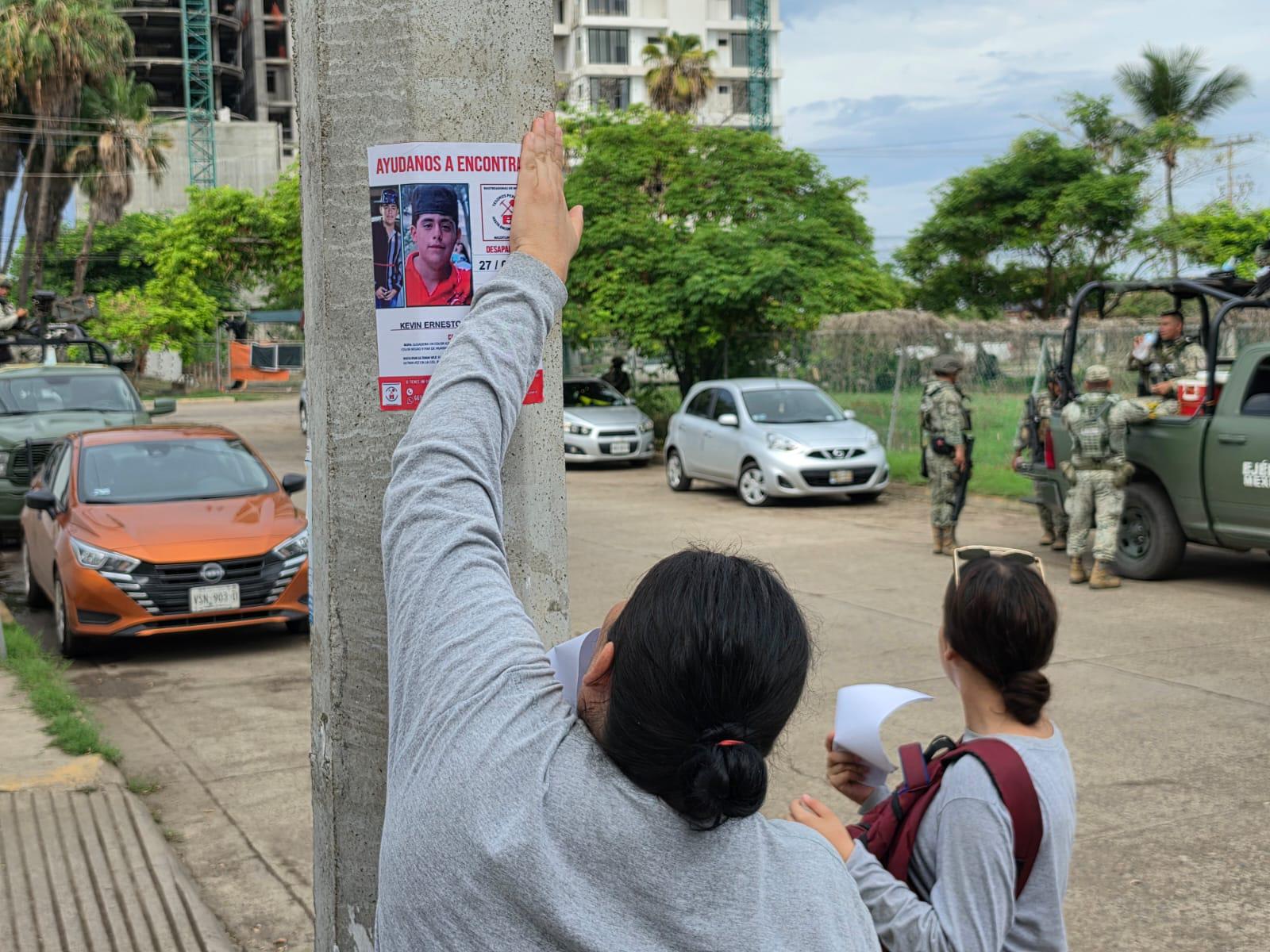 $!Colectivo pega fichas de búsqueda frente a instalaciones de la Fiscalía en Mazatlán