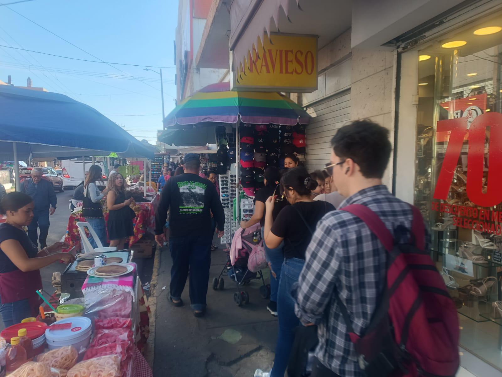 $!Compras de Navidad continúan dando vida a puestos del Centro, en Mazatlán