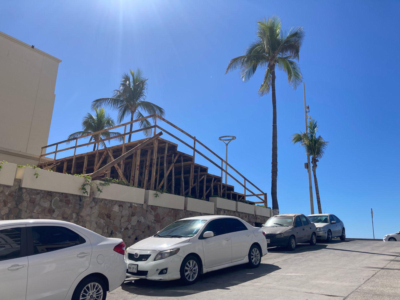 $!Colocan templetes en la avenida Del Mar para disfrutar los desfiles del Carnaval