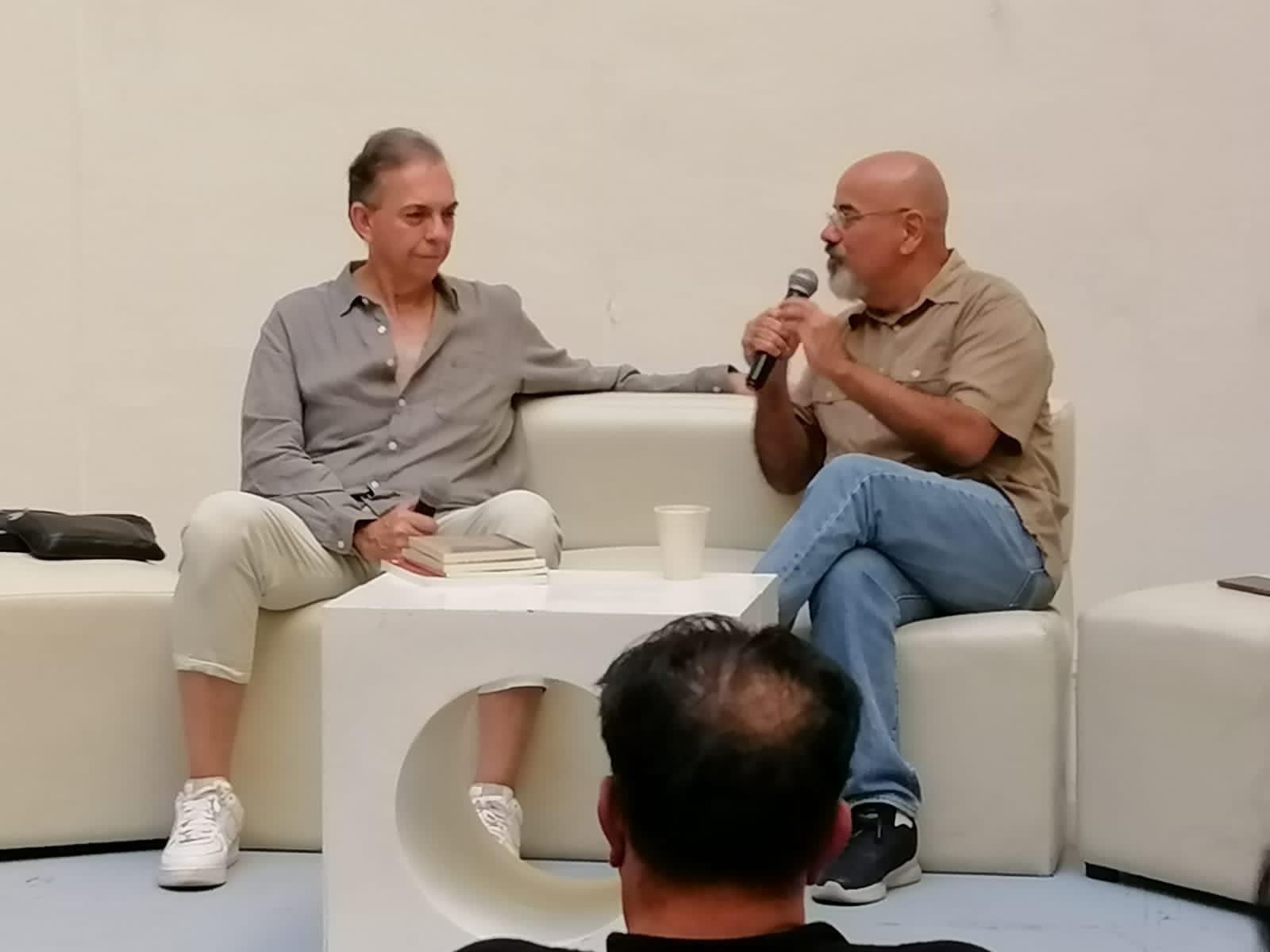 $!El escritor estuvo acompañado por el maestro Ramón Gómez Polo.