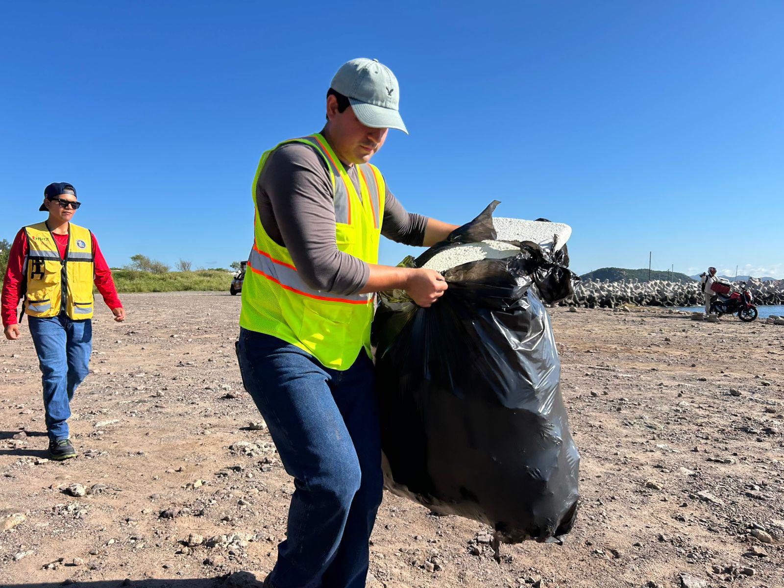 $!Retiran desechos de las faldas del Faro y la escollera de Mazatlán